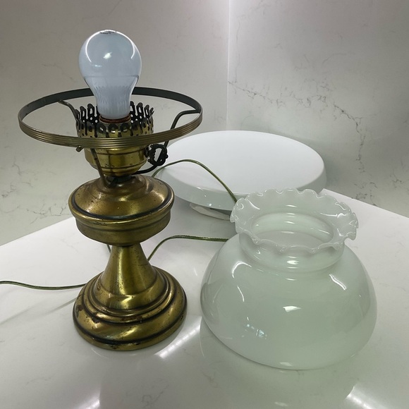 Vintage brass lamp with glass globe and turn key electric (test and works) 1L - Picture 5 of 6
